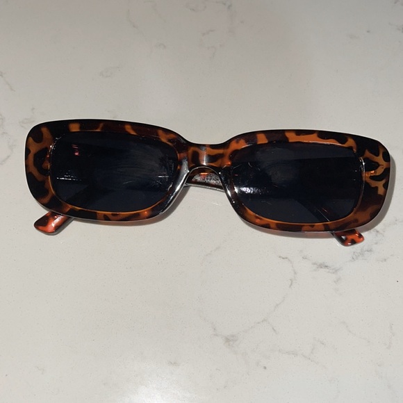 FREE W/ PURCHASE 😎 Tortoiseshell Sunglasses - Picture 3 of 3
